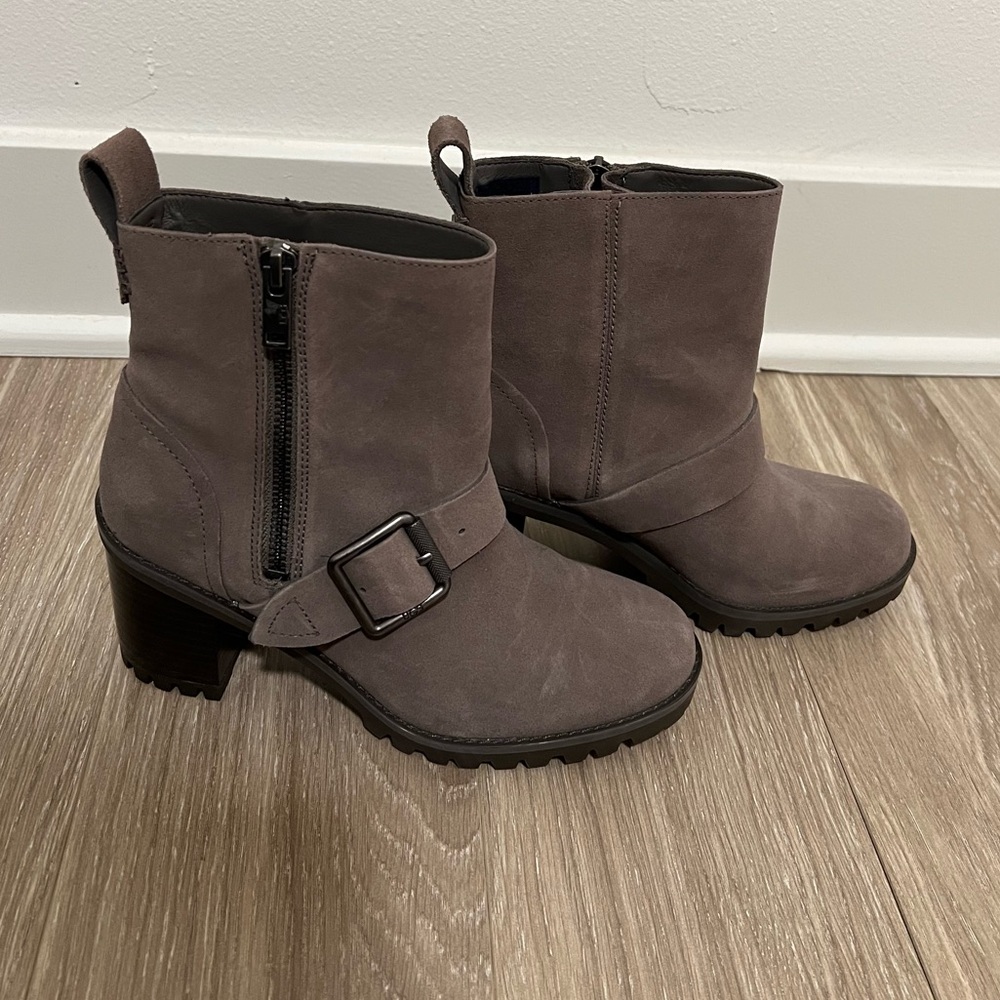 Ugg Fern boots sz 6 NWOT/NWOB